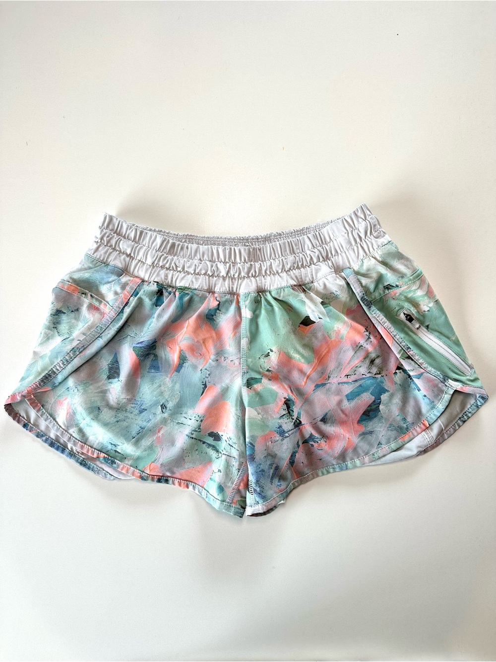 lululemon athletica Pastel Abstract Print Shorts with White Waistband Sz 6